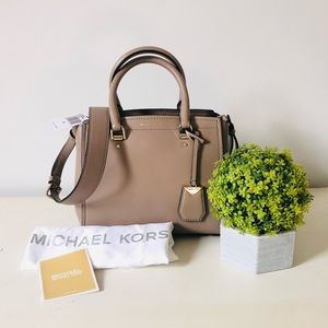 NWT. Michael Kors Benning MD Messenger